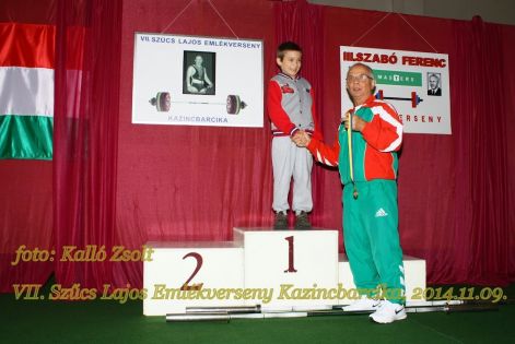 139._sz.l.emlekv.2_fekvo_89_felszabadultan_a_dobogon.jpg